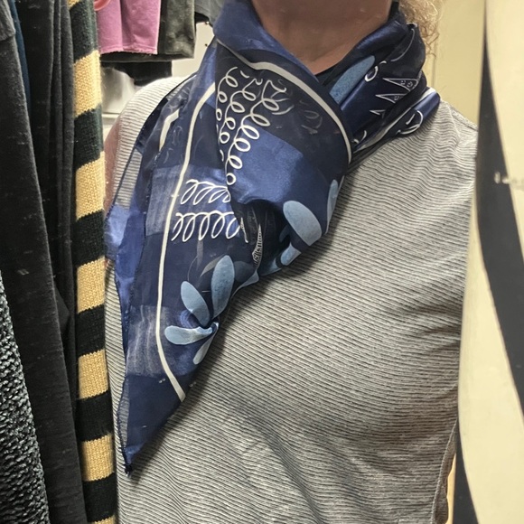 Blue silk daisy print scarf - Picture 2 of 4